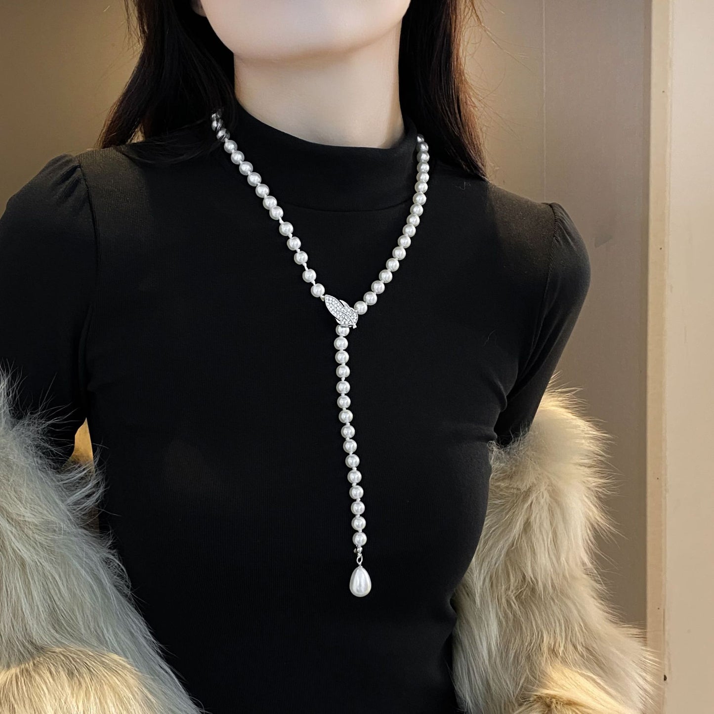Long Layered Pearl Necklace for Women – Light Luxury Sweater Chain for Autumn & Winter